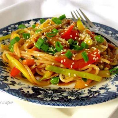 Makaronai su daržovėmis ir saldžiarūgščiu padažu kiniškai